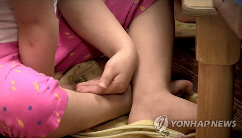 청주 어린이집 교사, 5세 여아 국에 억지로 손 담가...아동학대 신고 ※ 사진은 기사와 직접 관계 없음. <연합뉴스>
